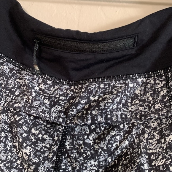 Lululemon Speed Short Daisy Dust Alpine White Black / Black Size 6 - Picture 7 of 8